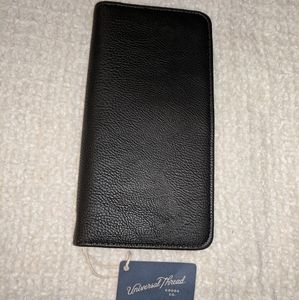 NWT! Universal Thread Wristlet/Wallet